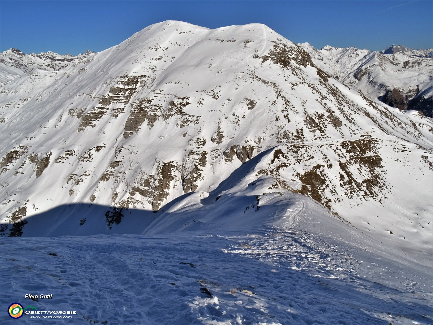 50 In attenta discesa sferzata dal vento da Cima alla Bocchetta di Grem .JPG